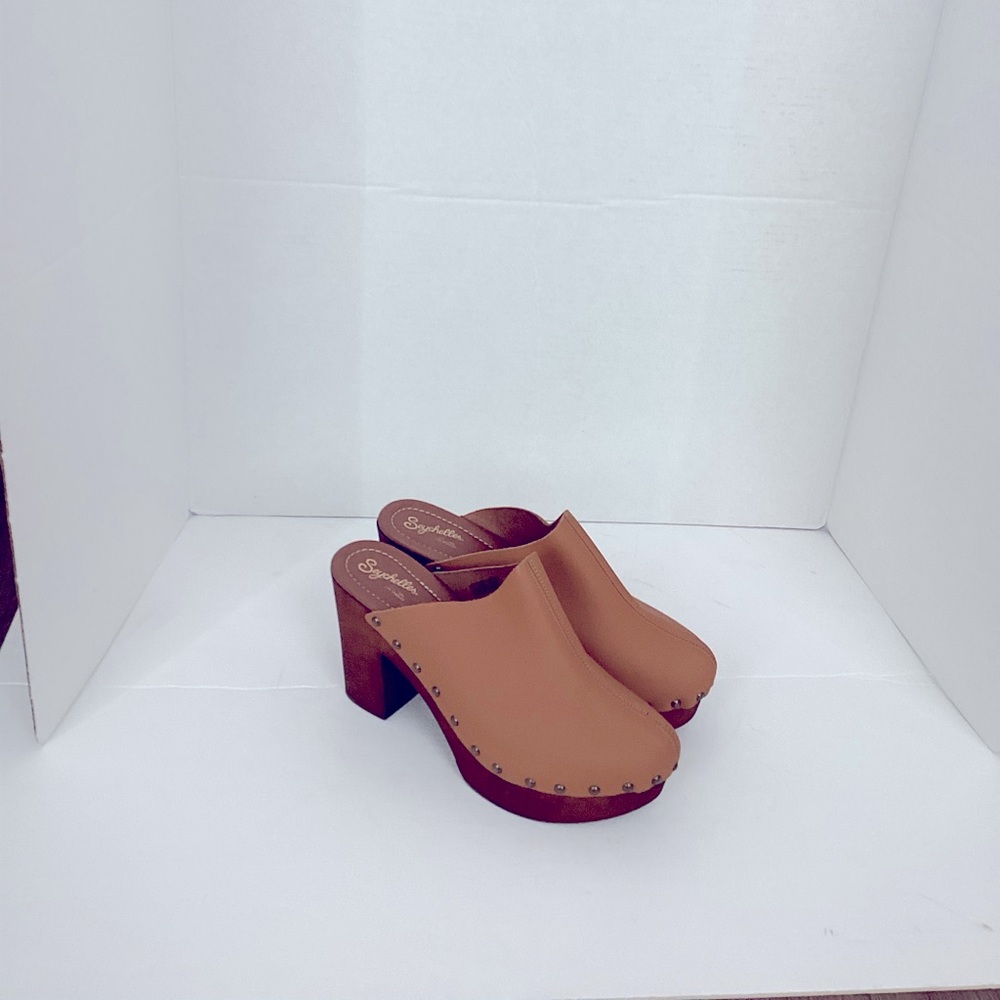 New without box Seychelles studded clogs